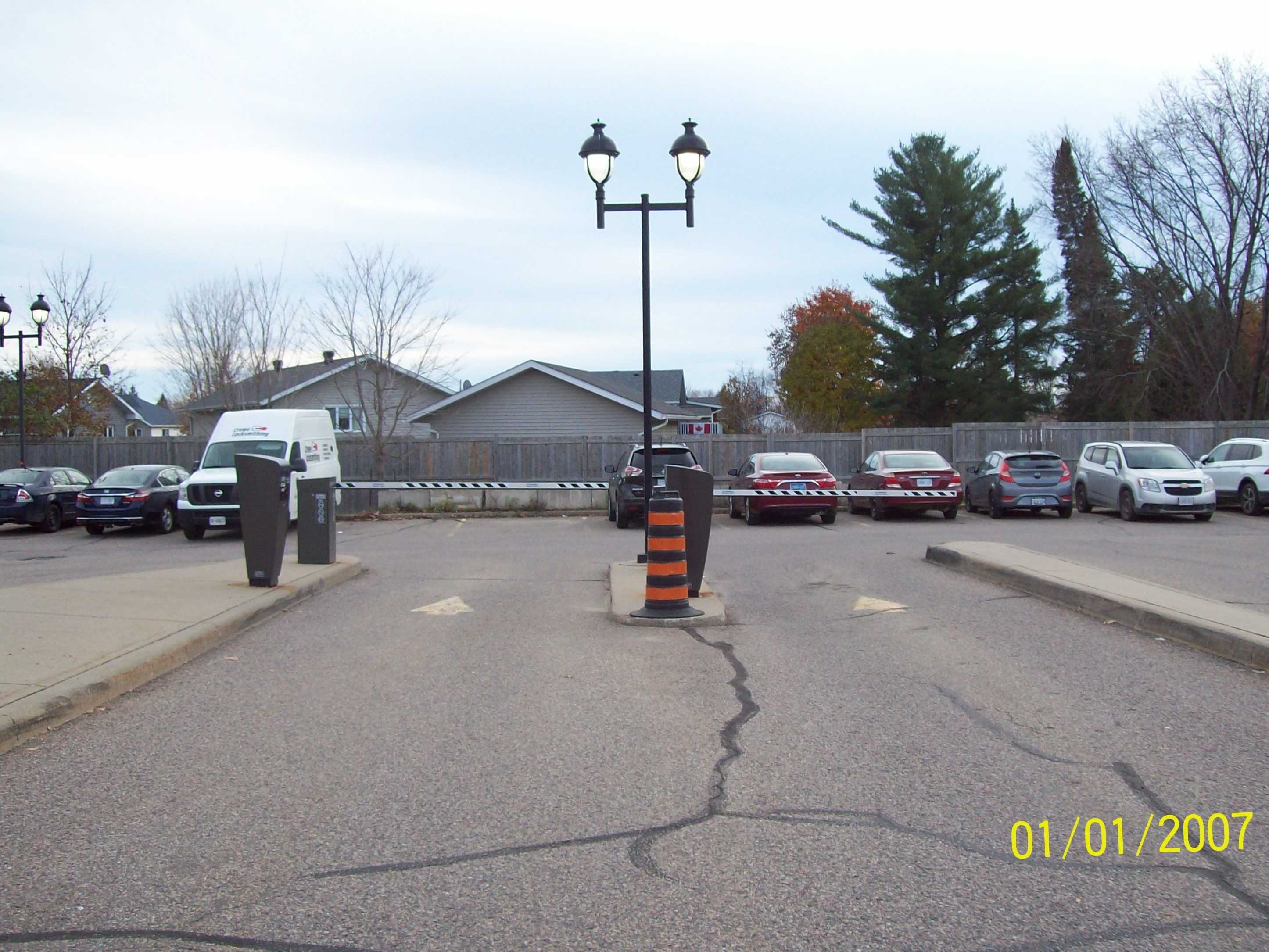 Deacon Street general parking ingress lane